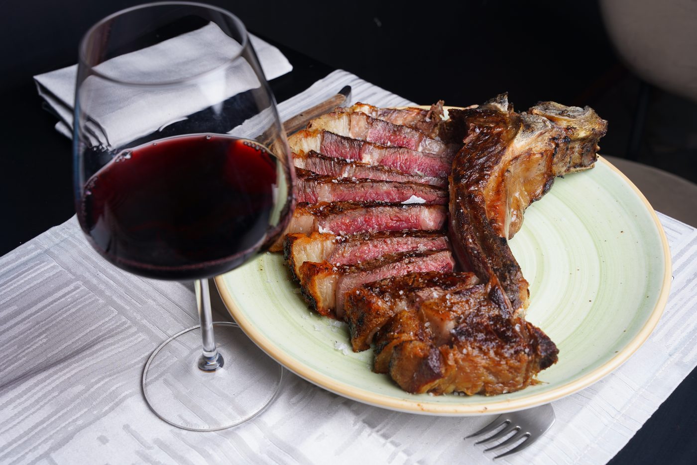 Bistecca alla brace impiattata — Ebrius Restaurant